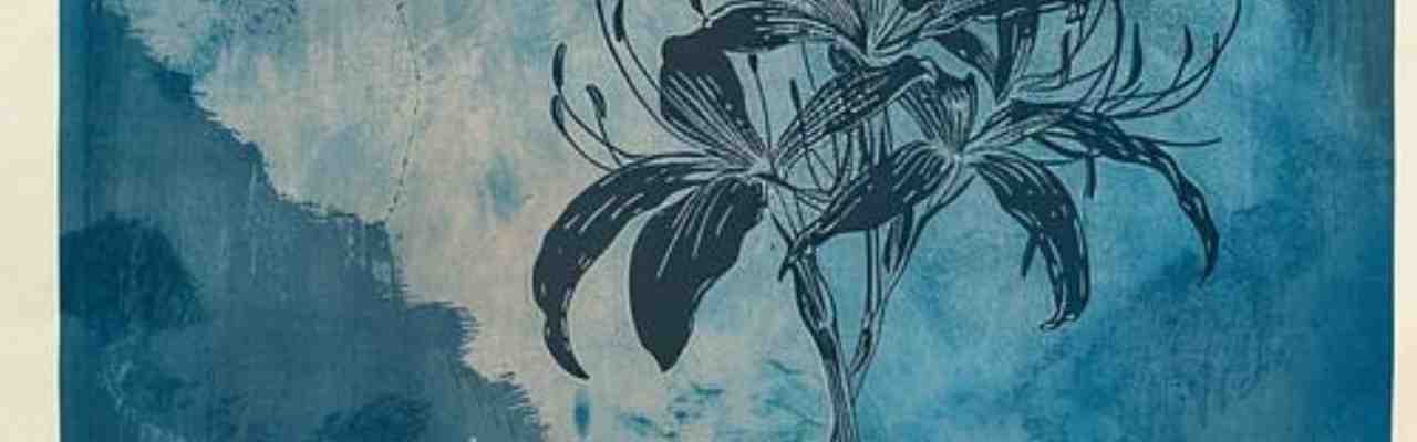 Elegant floral design in deep blue tones, representing personal development and intertwined relationships in an artistic composition.