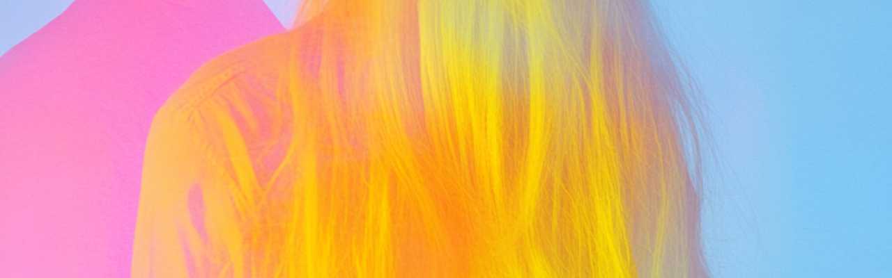 Abstract visual representation of detachment and confusion in romantic dynamics